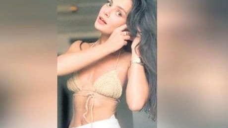 Bikinisine anne eli değdi