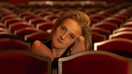 Eva (29) werd geboren zonder complete armen en benen: ’Mijn ouders vonden mij perfect zoals ik was’