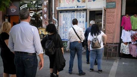 Avant le passage à l’euro, les Bulgares se débarrassent de leurs économies en liquide