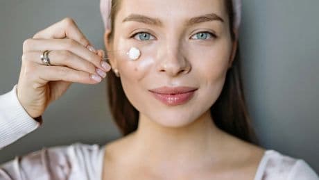 Adiós a aplicarlo por la noche: tres trucos de las dermatólogas para utilizar bien el retinol