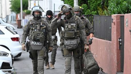 Razzia bei schrecklich krimineller Familie - 6 Brüder in Haft, jetzt kam das SEK zu Mustafa (15)