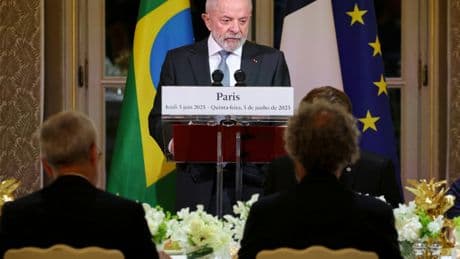 Le président brésilien Lula reçoit une prestigieuse distinction d'une université française