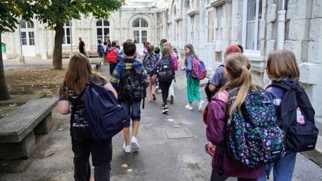 Rentrée scolaire : le cartable trop lourd des collégiens, sempiternel débat