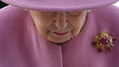 De un Rolls-Royce a docenas de árboles y ginebra: la lista de regalos de los Windsor, a examen