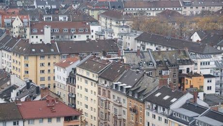 Umfrage: Rund jeder Siebte zahlt mehr als halben Monatslohn für Miete