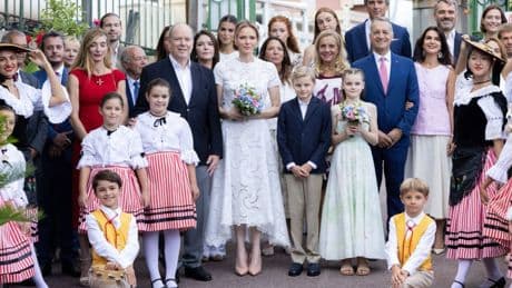 Familienauftritt: Charlène von Monaco überzeugt im Spitzenkleid