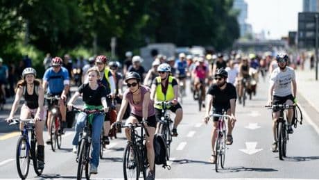 "Alle aufs Rad": Tausende fahren bei Fahrradsternfahrt durch Berlin