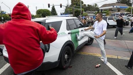 A Los Angeles, des violences et des arrestations lors d’opérations de la police de l’immigration