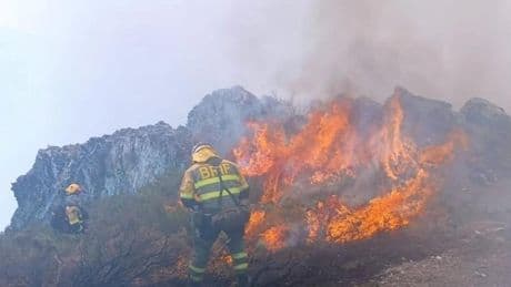 León arde: el fuego alcanza el casco urbano de Las Médulas, quema casas y se extiende sin control
