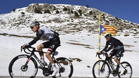 2.745 kilómetros, test de escalada y una pesa para la comida: así ha preparado Ayuso su asalto al Giro de Italia