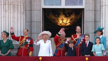 Il principino Louis star del Trooping the colour 2025: il sorriso sdentato e lo show sul balcone di Buckingham Palace