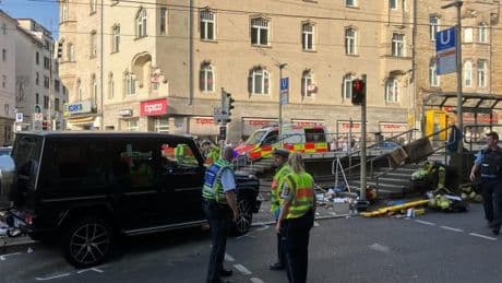 Auto fährt in Personengruppe – Fahrer festgenommen