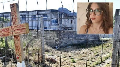 Martina Carbonaro, come è morta: «Deceduta dopo un'agonia, ha sofferto. Quattro i colpi sulla testa». Domani i funerali