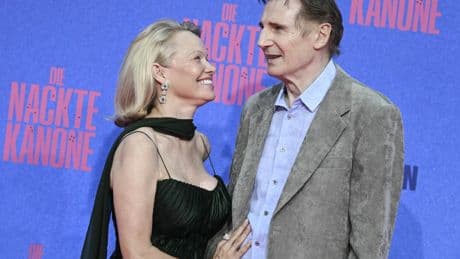 Liam Neeson besa a Pamela Anderson en la promoción más tierna de su nueva película