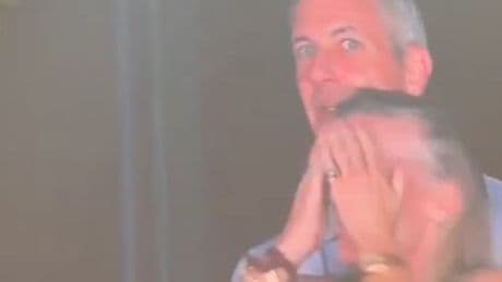 Kiss-Cam bringt CEO in Erklärungsnot – Video von Coldplay-Konzert geht viral