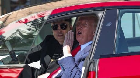Trump, sin intención de hacer las paces con Musk: estudia deshacerse de su Tesla y "no contempla hablar con él pronto"