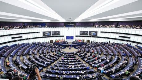 Auto, modifica alle regole sulla CO2: ok del Parlamento Ue alla procedura d’urgenza