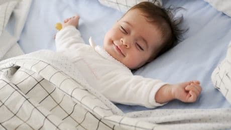 Regla de los 100 segundos: la técnica para que los bebés se queden dormidos solos, según una experta