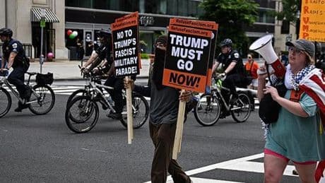 ABD'de milyonlarca kişi "Krallara hayır" diyerek Trump yönetimini protesto etti
