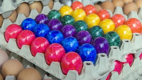 Eierfarben am Ei: Ist das schädlich?