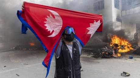 Oleada de protestas en Nepal: manifestantes prenden fuego al Parlamento y dimite primer ministro