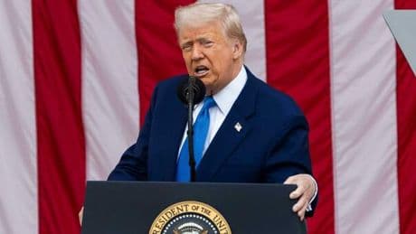 Trump, nuova mossa sulle università: stop a colloqui per visti a studenti stranieri. Valutazione su profili social