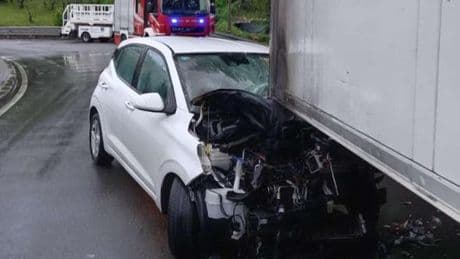 Genova, perde il controllo dell’auto e finisce incastrato sotto a un camion