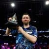 Luke Humphries neemt revanche op Luke Littler voor finale in 2024 en wint voor het eerst Premier League