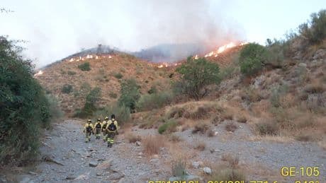 Aviones, helicópteros y más de 100 operarios combaten el fuego en Lubrín, en Almería