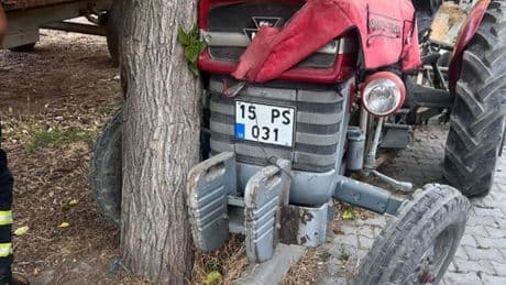 Ağaca çarpan traktörün sürücüsü öldü
