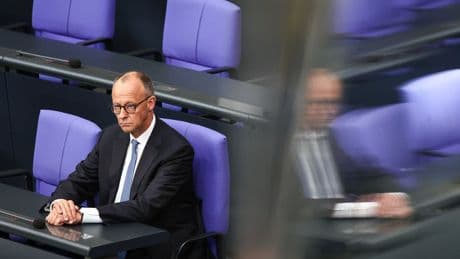 Links <b>bashen</b> of de democratie verdedigen? Voor kanselier Friedrich Merz is dat een lastige keuze