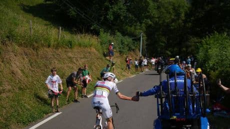 Tour de France 2025: Pogacar hilft TV-Motorrad mitten am Schlussanstieg