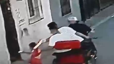8 yaşındaki çocuğu sürükledi!