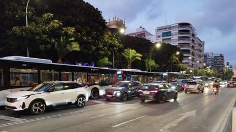 Autobuses viejos y líneas saturadas, causas de la huelga en Alicante que amenaza las Hogueras