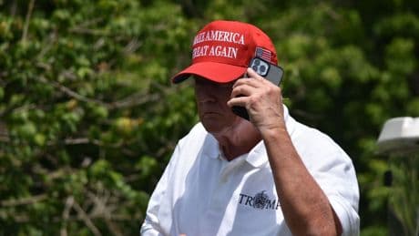 Donald Trump continue d'utiliser son téléphone personnel malgré un piratage chinois avéré