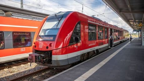 Magdeburg: 23-Jähriger prahlt im Zug ohne Ticket – Polizei hört mit