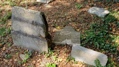 In Augsburg - Gräber auf jüdischem Friedhof verwüstet