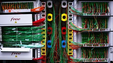 Fibre optique, zones blanches : le régulateur des télécoms blâme tous les opérateurs