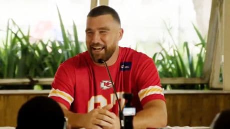 Hätten Sie es erkannt? - Swift-Verlobter Kelce mit perfekter Mahomes-Parodie