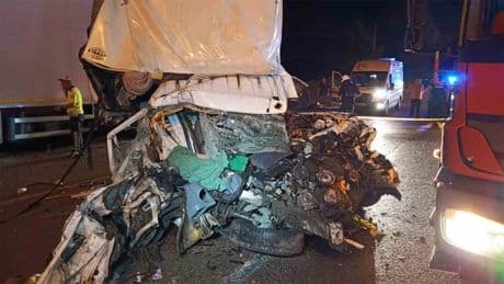 Samsun'da feci kaza: Kamyonet park halindeki tıra çarptı! 1 ölü, 1 yaralı