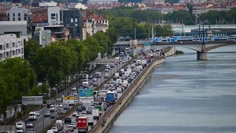 Plus de 1.000 kilomètres de bouchon à 12h: les routes sont très encombrées en ce week-end de départs en vacances
