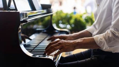 Man stands up to sing with pianist in park and then people notice who he is