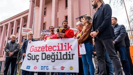 Adalet Bakanlığı önünden çağrı: "Gazetecilik suç değildir"