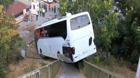 Maltepe'de servis otobüsü şarampole uçtu: 8 yaralı