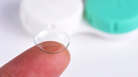 Unos científicos chinos crean unas lentes de contacto que permiten ver con los ojos cerrados