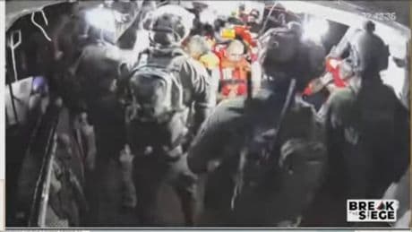 Israele intercetta la barca degli attivisti pro Pal verso Gaza e loro fischiettano "Bella Ciao"