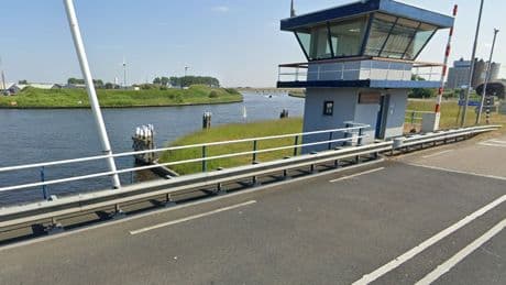 Persoon buiten bewustzijn uit water gehaald in Den Helder, zoekactie naar anderen ten einde