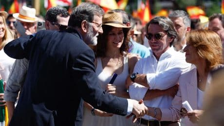 Rajoy frena unos segundos el discurso de Feijóo al llegar tarde a la concentración del PP: &quot;Venga, vamos pa allá&quot;