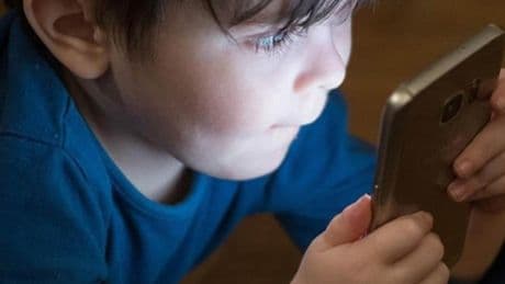 Erken yaşta telefon kullanımı çocukların gelişimini tehdit ediyor