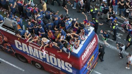El Barça sale, disfruta y se da un baño de masas en Barcelona